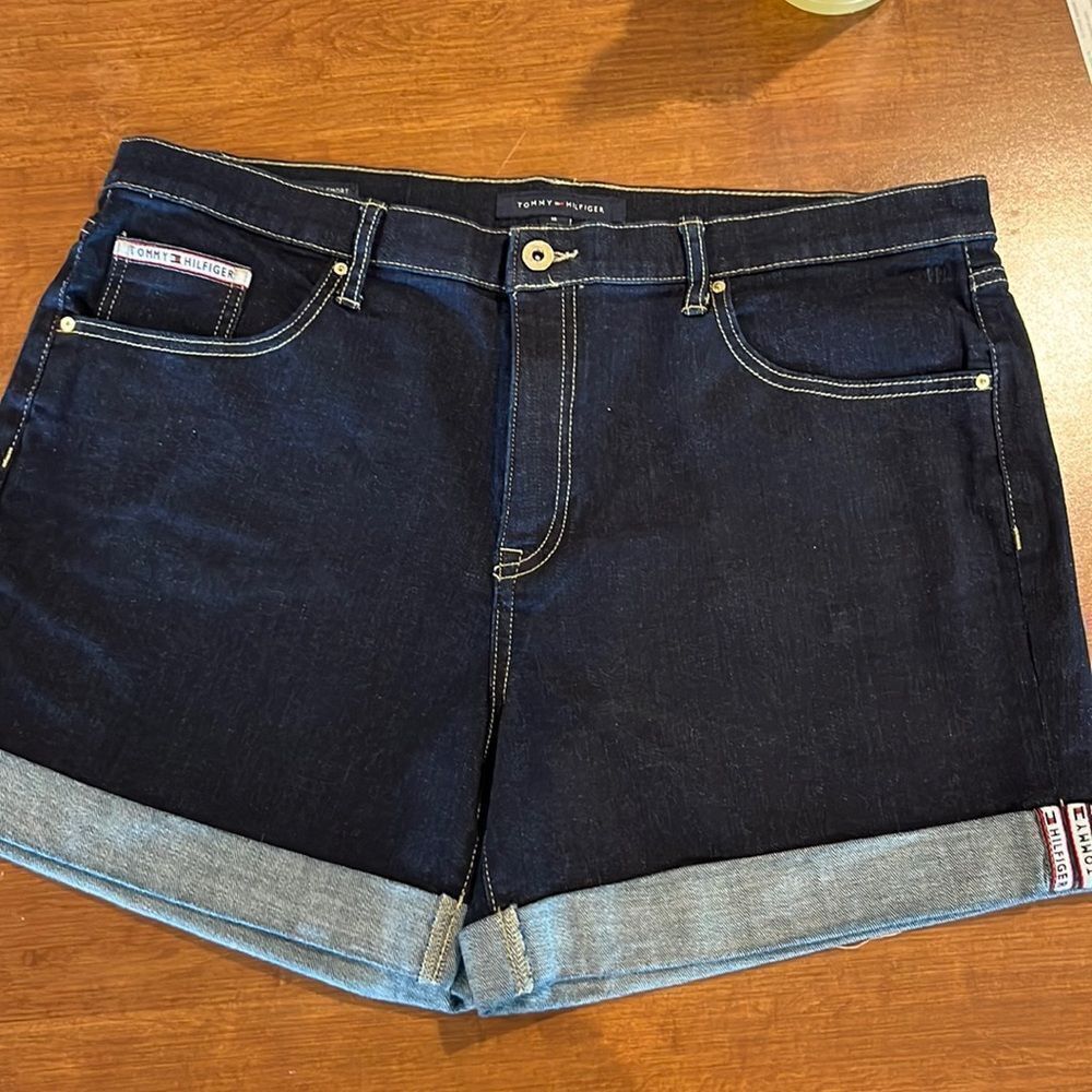 Tommy Hilfiger women’s size 18 denim jean shorts with cuffs. - Picture 5 of 10